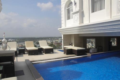 Swimming pool, West Hotel near Ninh Kieu Wharf