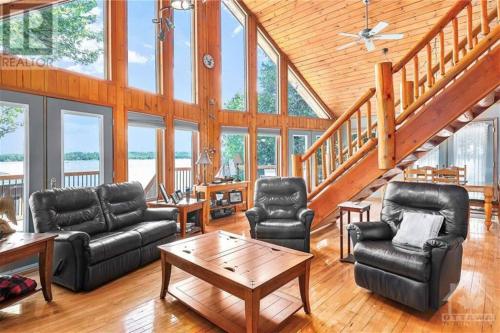 . All Season WATERFRONT Cottage with FREE Parking, WIFI, BBQ, Beach & Boat Ramp