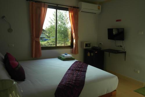 Deluxe Double Room with Window image 1