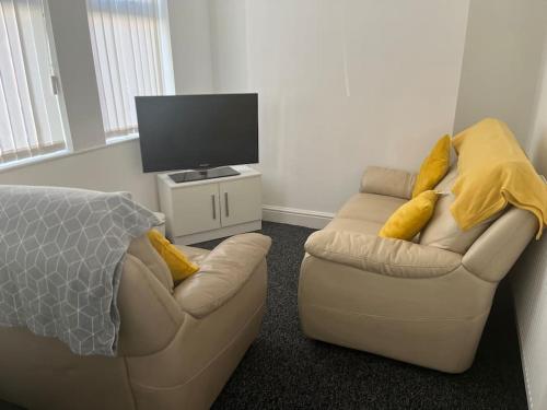 Guestroom, Cozy 3 bed House sleeps 6 near to Docks in Bootle