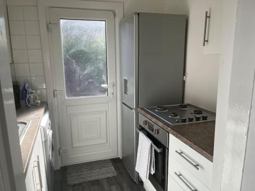 Kitchen, Cozy 3 bed House sleeps 6 near to Docks in Bootle