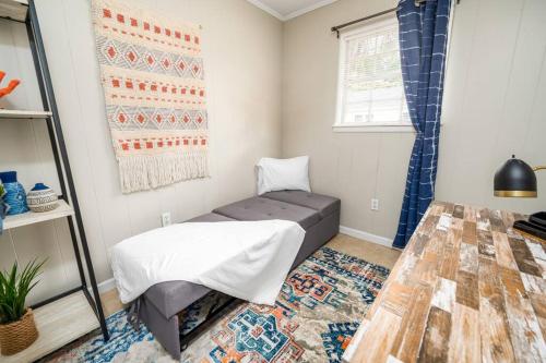 HEIRS LIVING : CORAL - Near Cleco & Hospitals . With Office . King Bed in Pineville, USA