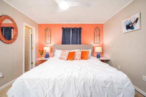 HEIRS LIVING : CORAL - Near Cleco & Hospitals . With Office . King Bed in Pineville, USA