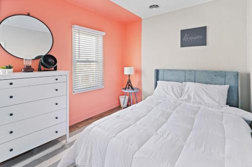 Colorful 6BR Duplex Apt Midtown AC near Boardwalk