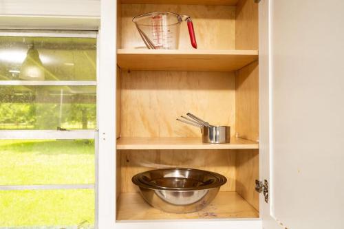 HEIRS LIVING : DELUXE - 3mi to Cabrini . King Bed . Washer and Dryer . PetsOK . Free Parking in Alexandria, USA