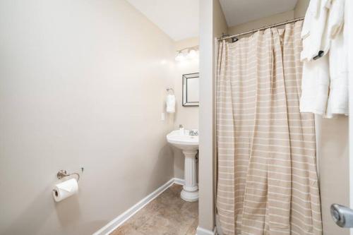 HEIRS LIVING : DELUXE - 3mi to Cabrini . King Bed . Washer and Dryer . PetsOK . Free Parking in Alexandria, USA