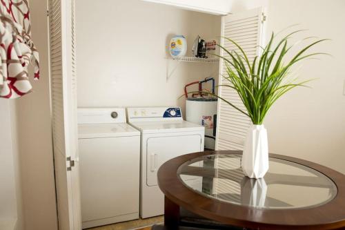 HEIRS LIVING : DELUXE - 3mi to Cabrini . King Bed . Washer and Dryer . PetsOK . Free Parking in Alexandria, USA