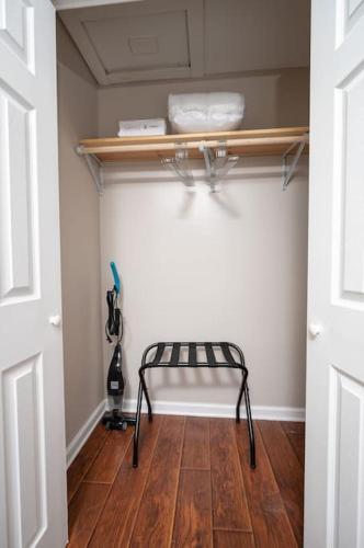 HEIRS LIVING : DELUXE - 3mi to Cabrini . King Bed . Washer and Dryer . PetsOK . Free Parking in Alexandria, USA