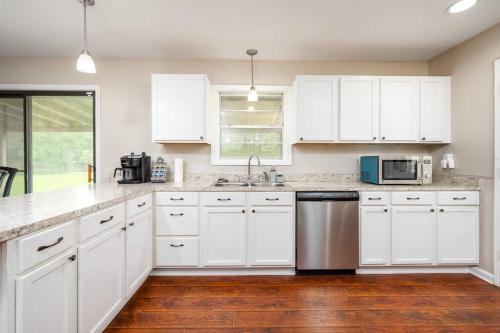 HEIRS LIVING : DELUXE - 3mi to Cabrini . King Bed . Washer and Dryer . PetsOK . Free Parking in Alexandria, USA