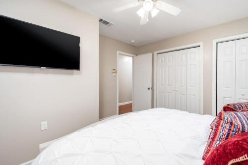 HEIRS LIVING : DELUXE - 3mi to Cabrini . King Bed . Washer and Dryer . PetsOK . Free Parking in Alexandria, USA