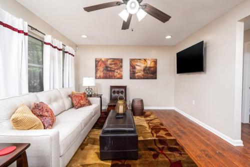 HEIRS LIVING : DELUXE - 3mi to Cabrini . King Bed . Washer and Dryer . PetsOK . Free Parking in Alexandria, USA