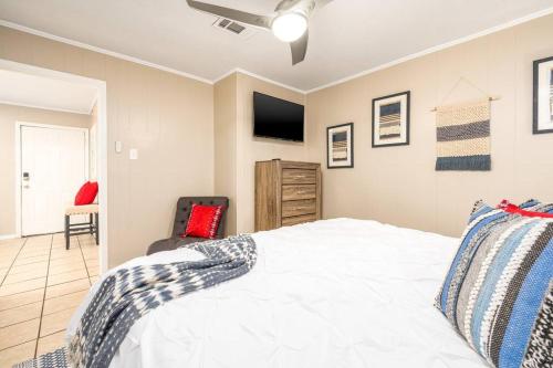 HEIRS LIVING : VOGUE - By Downtown . WFH . King Bed . Free Parking . Pet Friendly in Pineville, USA