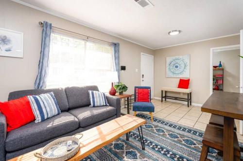 HEIRS LIVING : VOGUE - By Downtown . WFH . King Bed . Free Parking . Pet Friendly in Pineville, USA