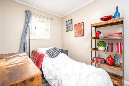 HEIRS LIVING : VOGUE - By Downtown . WFH . King Bed . Free Parking . Pet Friendly in Pineville, USA