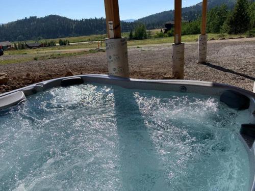 Yellowstone Escapes, Sleeps 15, Hot Tub