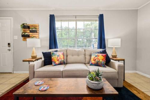 HEIRS LIVING : MELODIC - Near Zoo and Museums . King Bed . Free Parking . With Washer and Dryer . Pet Friendly . Pineville Apartment in Pineville, USA