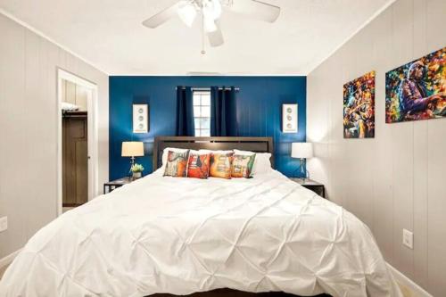 HEIRS LIVING : MELODIC - Near Zoo and Museums . King Bed . Free Parking . With Washer and Dryer . Pet Friendly . Pineville Apartment in Pineville, USA