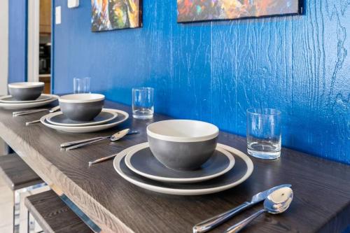 HEIRS LIVING : MELODIC - Near Zoo and Museums . King Bed . Free Parking . With Washer and Dryer . Pet Friendly . Pineville Apartment in Pineville, USA