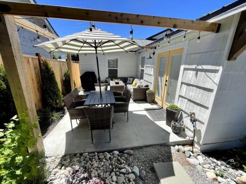 Downtown Manson convenient cottage 3BR/ 2BA.