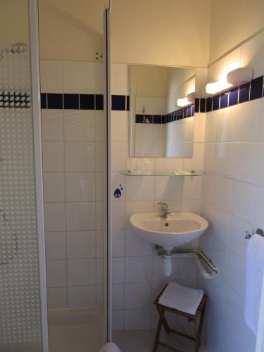 ห้องน้ำ, Hotel Des Poetes avec Garage prive in เบซิเยร์ ซิตี้ เซ็นเตอร์