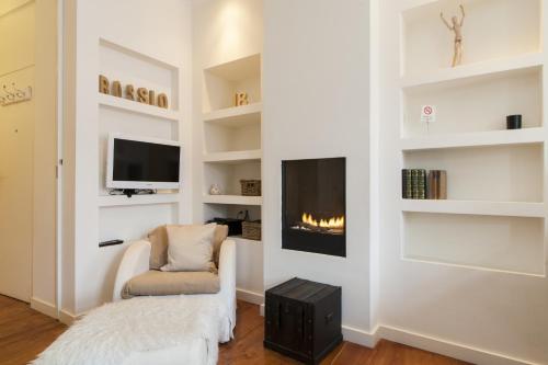  Chic 1-bed flat with balcony, view and workspace, 5mins to Santa Justa Lift in Lissabon