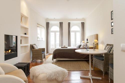  Chic 1-bed flat with balcony, view and workspace, 5mins to Santa Justa Lift, Pension in Lissabon