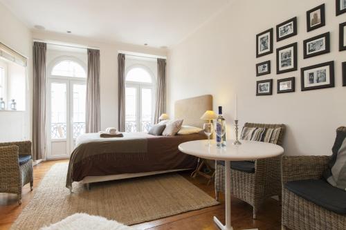  Chic 1-bed flat with balcony, view and workspace, 5mins to Santa Justa Lift in Lissabon