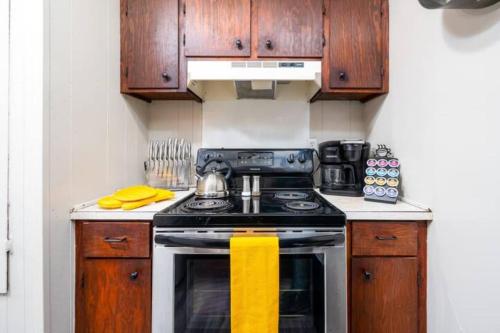 HEIRS LIVING : CHIC - 5miles to P&G . Pet Friendly . Kind Bed . Fully Furnished Apartment in Alexandria and Pineville Louisiana in Pineville, USA