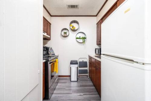 HEIRS LIVING : CHIC - 5miles to P&G . Pet Friendly . Kind Bed . Fully Furnished Apartment in Alexandria and Pineville Louisiana in Pineville, USA
