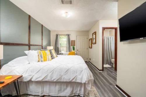 HEIRS LIVING : CHIC - 5miles to P&G . Pet Friendly . Kind Bed . Fully Furnished Apartment in Alexandria and Pineville Louisiana in Pineville, USA