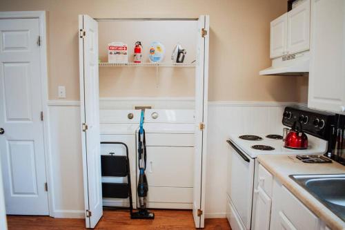 HEIRS LIVING : EXQUISITE - Self Check-In . Pet Friendly . Free Parking . Fast WiFi . With Washer and Dryer in Alexandria, USA
