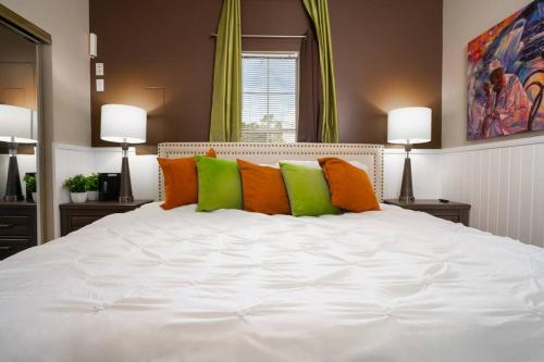 HEIRS LIVING : EXQUISITE - Self Check-In . Pet Friendly . Free Parking . Fast WiFi . With Washer and Dryer in Alexandria, USA