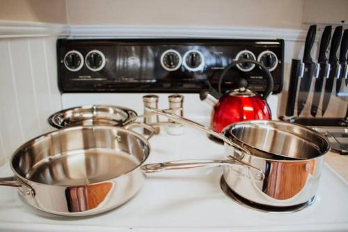 HEIRS LIVING : EXQUISITE - Self Check-In . Pet Friendly . Free Parking . Fast WiFi . With Washer and Dryer in Alexandria, USA