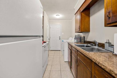 HEIRS LIVING : LUV SHACK - Near Rapides Regional Medical Center . Pet Friendly . King Bed . Free Parking . Fast WiFi in Pineville, USA