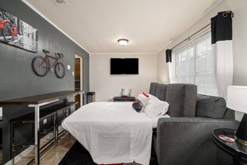 HEIRS LIVING : LUV SHACK - Near Rapides Regional Medical Center . Pet Friendly . King Bed . Free Parking . Fast WiFi in Pineville, USA