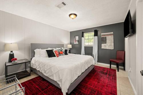 HEIRS LIVING : LUV SHACK - Near Rapides Regional Medical Center . Pet Friendly . King Bed . Free Parking . Fast WiFi in Pineville, USA