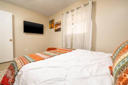 HEIRS LIVING : TRANQUIL - By Medical Centers . 2BR Fully Furnished . Near Down Town . 3TVs . Free Parking . King Bed in Pineville, USA