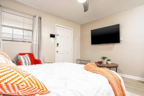 HEIRS LIVING : TRANQUIL - By Medical Centers . 2BR Fully Furnished . Near Down Town . 3TVs . Free Parking . King Bed in Pineville, USA