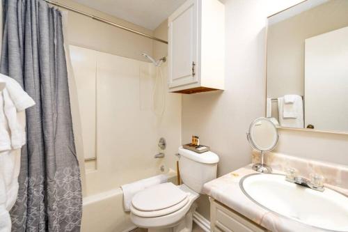 HEIRS LIVING : TRANQUIL - By Medical Centers . 2BR Fully Furnished . Near Down Town . 3TVs . Free Parking . King Bed in Pineville, USA