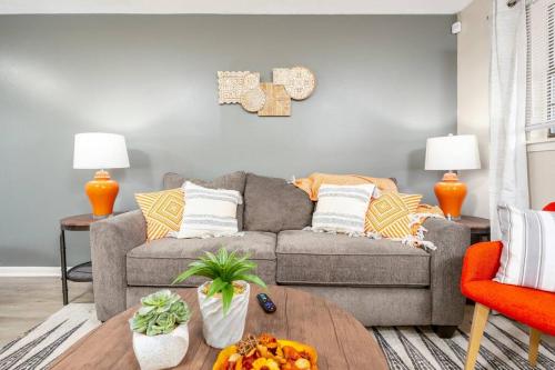 HEIRS LIVING : TRANQUIL - By Medical Centers . 2BR Fully Furnished . Near Down Town . 3TVs . Free Parking . King Bed in Pineville, USA