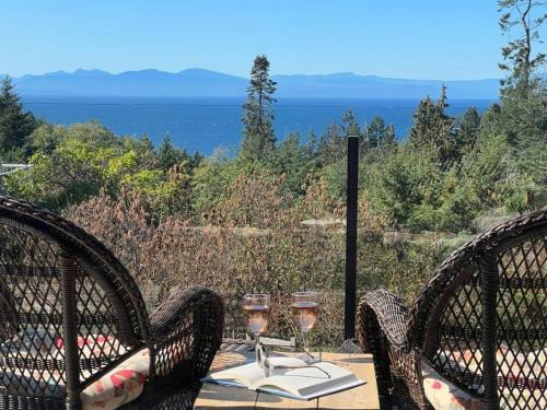Beautiful 2 bedroom home with ocean and sunset views - Bowen Island