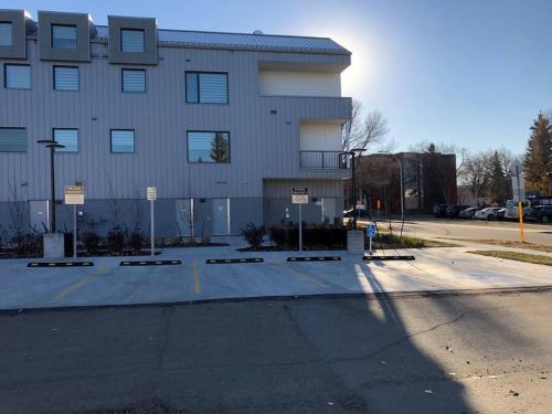 Royal Blue Wild Oasis Corner PNHSE KingBed U/G Wi-fi