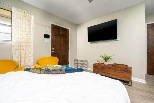 HEIRS LIVING : SECURE - Near Hospitals and Downtown . Pet Friendly . 2BR Fully Furnished . Washer and Dryer . Fast WiFi in Pineville, USA