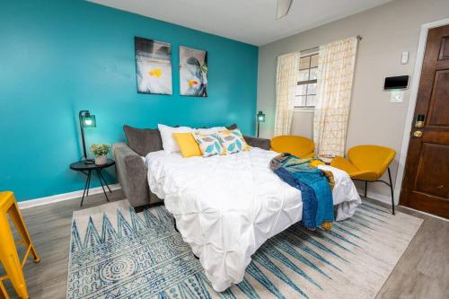 HEIRS LIVING : SECURE - Near Hospitals and Downtown . Pet Friendly . 2BR Fully Furnished . Washer and Dryer . Fast WiFi in Pineville, USA