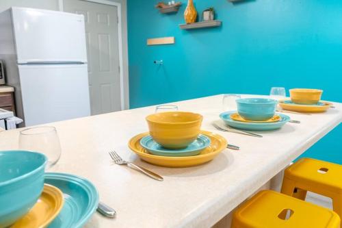 HEIRS LIVING : SECURE - Near Hospitals and Downtown . Pet Friendly . 2BR Fully Furnished . Washer and Dryer . Fast WiFi in Pineville, USA