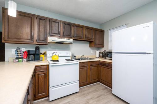 HEIRS LIVING : SECURE - Near Hospitals and Downtown . Pet Friendly . 2BR Fully Furnished . Washer and Dryer . Fast WiFi