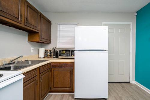 HEIRS LIVING : SECURE - Near Hospitals and Downtown . Pet Friendly . 2BR Fully Furnished . Washer and Dryer . Fast WiFi