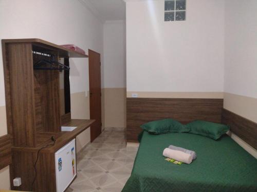 1 queen bed, 2 twin beds