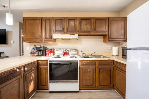 HEIRS LIVING : CRISP - Near Medical Centers and Downtown . King Bed . Pet Friendly . Free Parking in Pineville, USA
