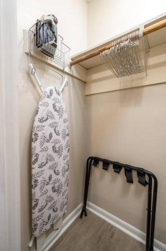 HEIRS LIVING : CRISP - Near Medical Centers and Downtown . King Bed . Pet Friendly . Free Parking in Pineville, USA